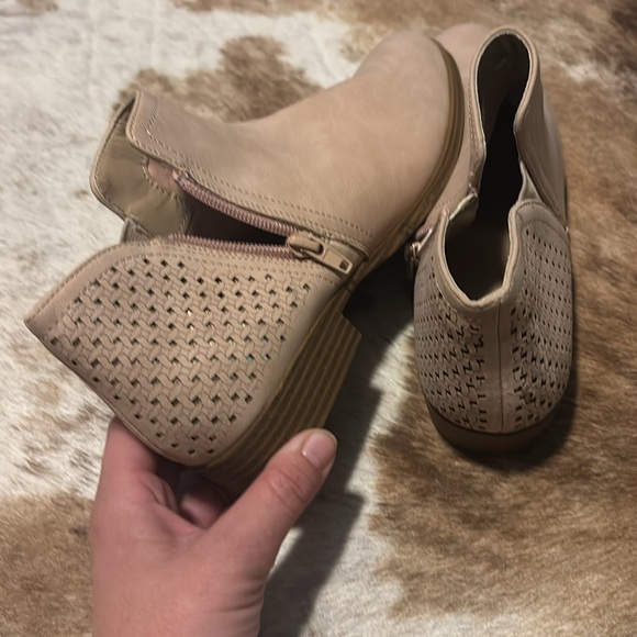 Girls rose colored ankle booties with zipper size 5 - Picture 2 of 7